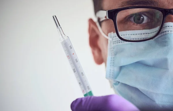 Close Portret Van Jonge Bange Man Met Bril Medisch Masker — Stockfoto