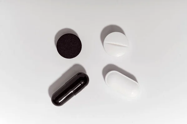 Vista Superior Píldoras Blancas Negras Aisladas Sobre Fondo Blanco Bueno — Foto de Stock