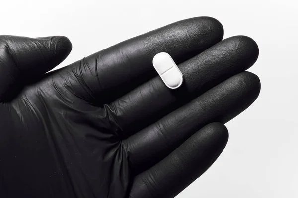 Médico Mão Luva Látex Descartável Preto Segurando Pílula Branca Medicamento — Fotografia de Stock