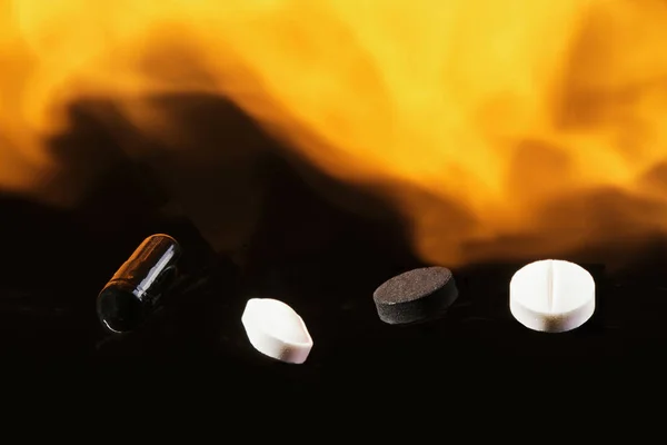 Pastillas Ardiendo Llamas Sobre Fondo Negro Concepto Drogas Medicina Fiebre — Foto de Stock