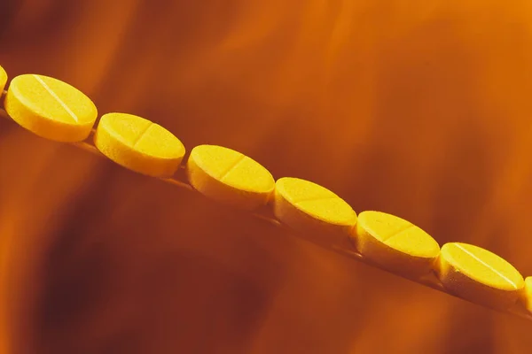 Comprimidos Linha Contra Fundo Chama Drogas Conceito Medicina Febre Sintomas — Fotografia de Stock
