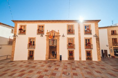 Javea İspanya 23 Aralık 2019 İspanyol bayraklı güzel bir cadde.
