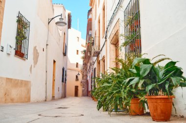 23 Aralık 2019 'da İspanya' nın Javea şehrinde Alicante. Eski Jvea kasabasındaki güzel sokaklardan biri ve ön planda güzel saksılar.