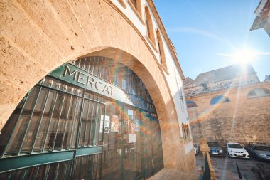 23 Aralık 2019 tarihinde eski Javea şehrinin güzel sokaklarından biri olan İspanya Alicante, merkezi pazardır.