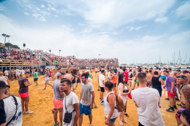 DENIA, İSPAN -13 TEMUZ 2019. İnsanlar Denia arenasında boğa koşusunu bekliyor.