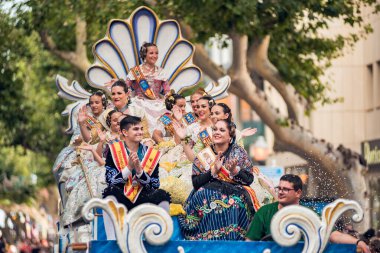 İspanya Denia 13 Temmuz 2019 Karnaval 'da. Denia Alicante şehrinde yaz kutlamaları var. Bir grup insan dekoratif bir standa biniyor.