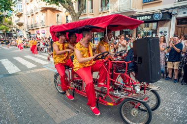 İspanya Denia 13 Temmuz 2019 Karnaval 'da. Denia Alicante şehrinde yaz kutlamaları var. Bir grup insan dekoratif bir stantta Japon tarzı giyinmiş bir şekilde geziyor.