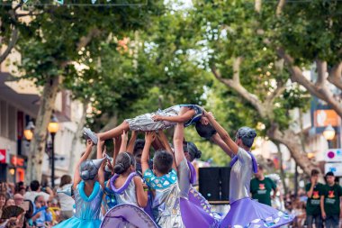 İspanya Denia 13 Temmuz 2019 Karnaval 'da. Karnaval caddesinde dans eden bir grup çocuk Denia Alicante 'de yaz kutlamaları