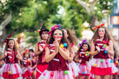 İspanya Denia 13 Temmuz 2019 Karnaval 'da. Denia Alicante şehrinde yaz kutlamaları, karnavalda renkli elbiseler içinde dans eden bir grup çocuk.