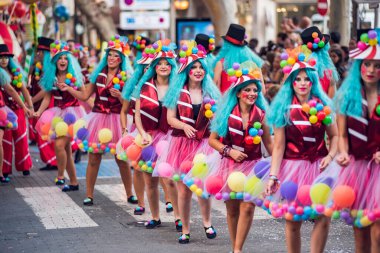 İspanya Denia 13 Temmuz 2019 Karnaval 'da. Denia Alicante şehrinde yaz kutlamaları, karnavalda renkli elbiseler içinde dans eden bir grup çocuk.