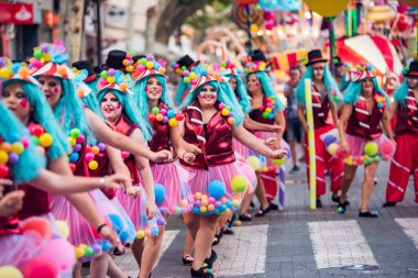 İspanya Denia 13 Temmuz 2019 Karnaval 'da. Denia Alicante şehrinde yaz kutlamaları, karnavalda renkli elbiseler içinde dans eden bir grup çocuk.