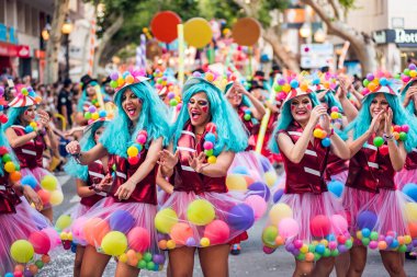 İspanya Denia 13 Temmuz 2019 Karnaval 'da. Denia Alicante şehrinde yaz kutlamaları, karnavalda renkli elbiseler içinde dans eden bir grup çocuk.
