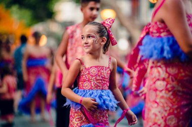 İspanya Denia 13 Temmuz 2019 Karnaval 'da. Denia Alicante şehrinde yaz kutlamaları, karnavalda renkli elbiseler içinde dans eden bir grup çocuk.