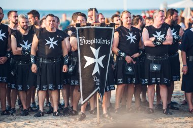 İspanya Denia 13 Ağustos 2019 Moors ve Hristiyanların her şenliğini kutluyor. Geleneksel köylü kıyafeti giymiş bir grup adam.
