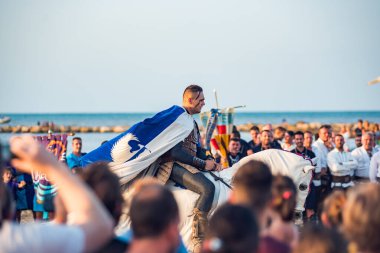 İspanya Denia 13 Ağustos 2019 Moors ve Hristiyanların her şenliğini kutluyor. At sırtında bir adam