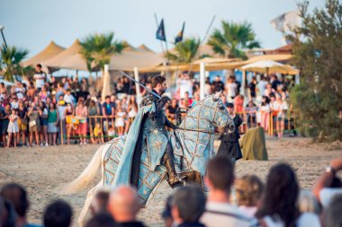 İspanya Denia 13 Ağustos 2019 geleneksel Moors ve Hristiyanların yaz bayramı şenlikleri. At sırtında bir adam