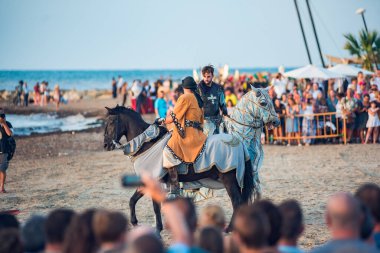 İspanya Denia 13 Ağustos 2019 Moors ve Hristiyanların her şenliğini kutluyor. At sırtında bir adam