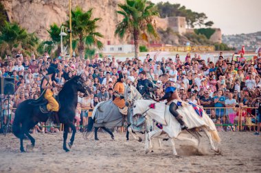 İspanya Denia 13 Ağustos 2019 geleneksel Moors ve Hristiyanların yaz bayramı şenlikleri. At süren bir adam efsanevi bir savaşı yeniliyor.
