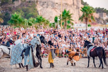 İspanya Denia 13 Ağustos 2019 geleneksel Moors ve Hristiyanların yaz bayramı şenlikleri. At süren bir adam efsanevi bir savaşı yeniliyor.