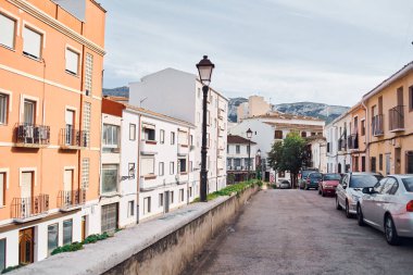 DENIA, İspanya - 9 Haziran 2019: Dar sokaklar ve fayans çatılı eski Denia kasabası