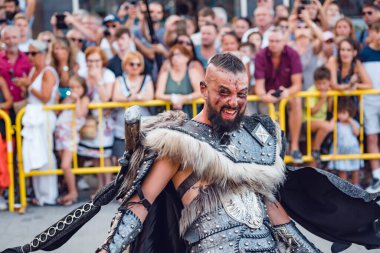 İspanya Denia 15 Ağustos 2019 Geleneksel yaz tatili Hıristiyan ve Fas geçidi Mağribi kılığına girmiş adam