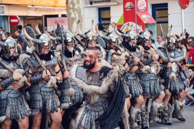 İspanya Denia 15 Ağustos 2019 Geleneksel yaz tatili Hıristiyan ve Fas geçidi Mağribi kılığına girmiş adam