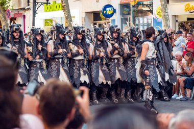 İspanya Denia 15 Ağustos 2019 Geleneksel yaz tatili Hıristiyan ve Fas geçidi Mağribi kılığına girmiş adam