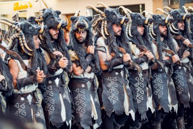 İspanya Denia 15 Ağustos 2019 Geleneksel yaz tatili Hıristiyan ve Fas geçidi Mağribi kılığına girmiş adam