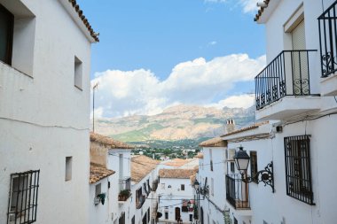 İspanya Altea eski kasabası, 10 Eylül 2019, Costa Blanca Alicante İspanya. Tipik İspanyol sokak beyazları.
