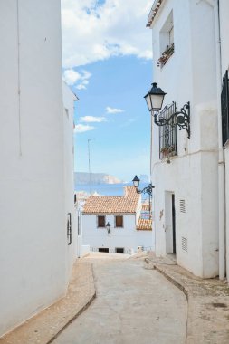 İspanya Altea eski kasabası, 10 Eylül 2019, Costa Blanca Alicante İspanya. Tipik İspanyol sokak beyazları.