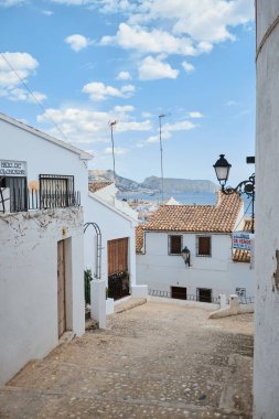 İspanya Altea eski kasabası, 10 Eylül 2019, Costa Blanca Alicante İspanya. Tipik İspanyol sokak beyazları.