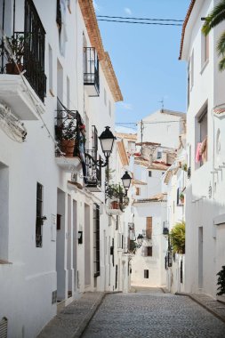 İspanya Altea eski kasabası, 10 Eylül 2019, Costa Blanca Alicante İspanya. Tipik İspanyol sokak beyazları.