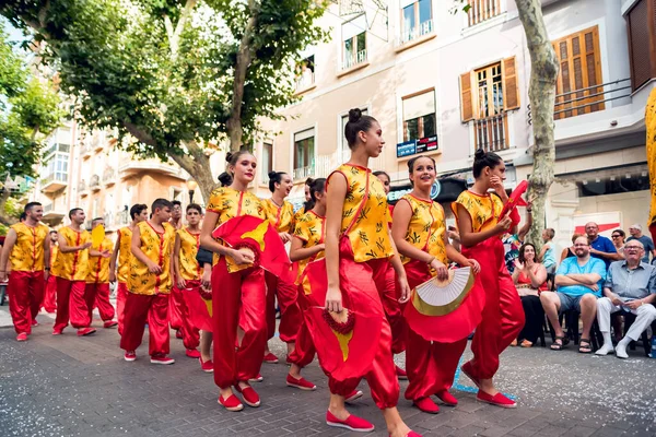 İspanya Denia 13 Temmuz 2019 Karnaval 'da. Denia Alicante şehrinde yaz kutlamaları var. Bir grup insan Japon tarzı giyinmiş.