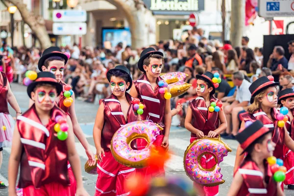 スペインDenia 7月の13 2019カーニバルの人々 夏のお祝いデニアアリカンテ カーニバルでカラフルなドレスで踊る子供たちのグループ — ストック写真