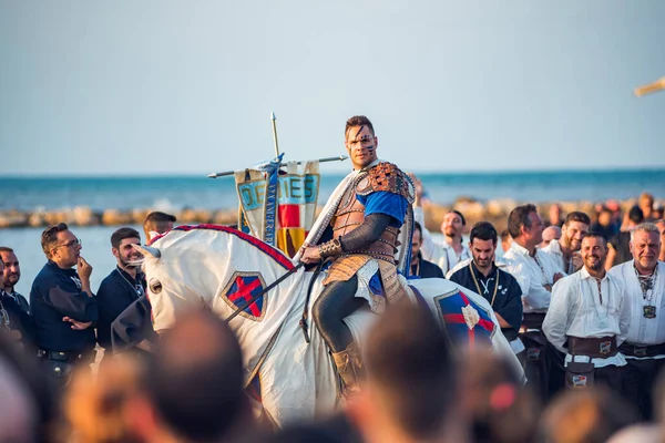 İspanya Denia 13 Ağustos 2019 geleneksel Moors ve Hristiyanların yaz bayramı şenlikleri. At sırtında bir adam
