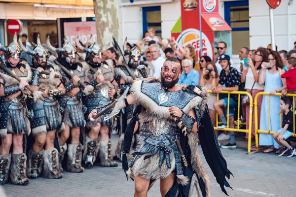 İspanya Denia 15 Ağustos 2019 Geleneksel yaz tatili Hıristiyan ve Fas geçidi Mağribi kılığına girmiş adam