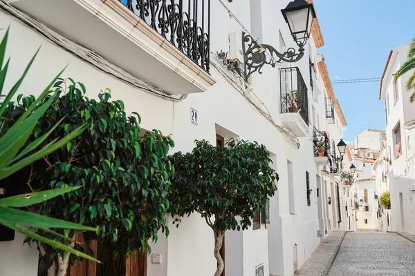 スペインアルテア旧市街 9月10 2019でコスタブランカ アリカンテスペイン 典型的なスペインの通りの白い家 — ストック写真
