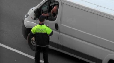 DENIA, SPAIN - 15 Nisan 2020: İspanyol polis aracı durdurdu ve dolaşım iznini ve DNI 'yi kontrol etti. Coronavirus salgınına karşı karantina önlemleri. İspanya 'da alarm durumu.