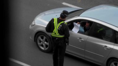 DENIA, SPAIN - 15 Nisan 2020: İspanyol polis aracı durdurdu ve dolaşım iznini ve DNI 'yi kontrol etti. Coronavirus salgınına karşı karantina önlemleri. İspanya 'da alarm durumu.