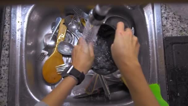 Vista Superior Las Manos Mujer Lavando Fondo Plato Fregadero Cocina — Vídeo de stock