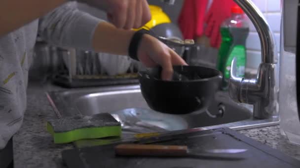 Femme Mains Laver Soigneusement Une Assiette Évier Cuisine Maison Lave — Video