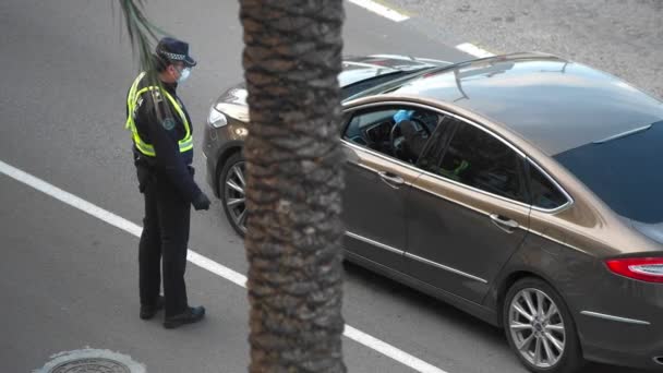 Denia スペイン エイプリル15 2020 スペイン警察は循環する許可証を確認するために車を停止します コロナウイルスの発生に対する検疫措置 スペインのアラーム状態 — ストック動画