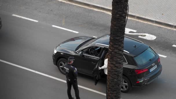 Denia Hiszpania Kwietnia 2020 Hiszpański Policjant Zatrzymuje Samochód Kobieta Daje — Wideo stockowe