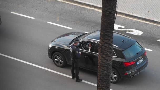Denia Spanje April 2020 Spaanse Politie Stopt Auto Toestemming Circuleren — Stockvideo