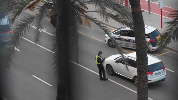 Denia Spanje April 2020 Spaanse Politieagent Stopt Auto Controleert Toestemming — Stockvideo