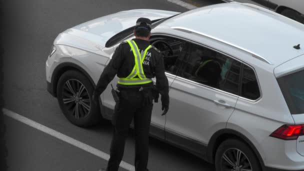 Denia Spanje April 2020 Spaanse Politieagent Stopt Auto Controleert Toestemming — Stockvideo