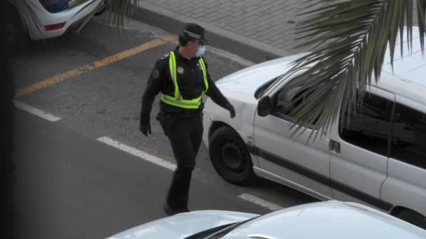 Denia スペイン エイプリル15 2020 スペイン警察は循環する許可証を確認するために車を停止します コロナウイルスの発生に対する検疫措置 スペインのアラーム状態 — ストック動画