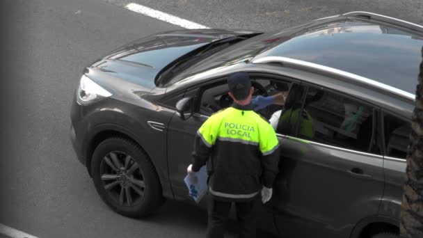 Denia Hiszpania Kwiecień 2020 Hiszpański Policjant Zatrzymuje Samochód Sprawdza Pozwolenie — Wideo stockowe