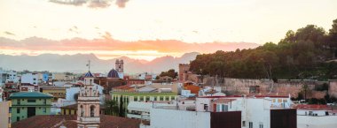 Akdeniz Kalesi ve eski Denia kasabasının panoramik manzarası