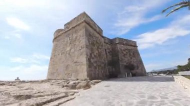 Moraira, İspanya - Mart 2020. Moraira limanındaki dairesel hiperhızlandırılmış taş takviye kulesi.